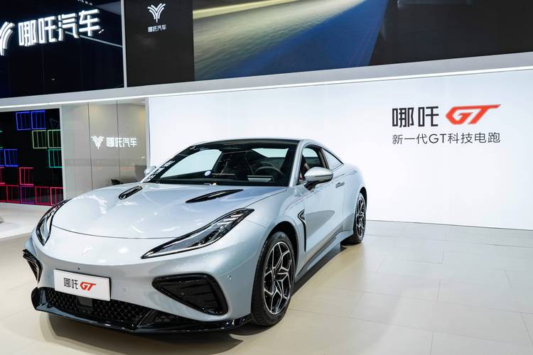 成都294哪吒汽车在智能汽车领域的表现，领途汽车在新能源汽车市场中的影响力